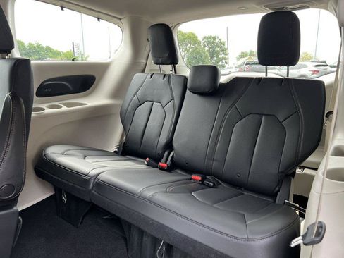 Used 2020 Chrysler Pacifica Touring-L Plus w/ Advanced Safetytec Group FWD image 7