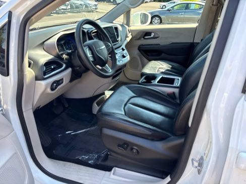 Used 2022 Chrysler Pacifica Touring-L FWD image 13