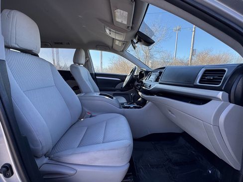 Used 2019 Toyota Highlander AWD V6 image 19