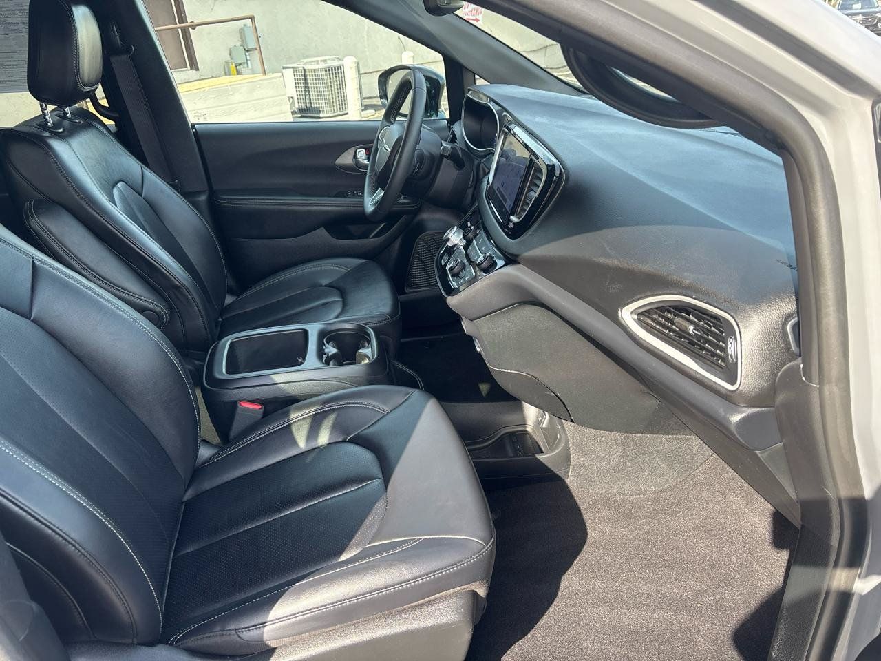 Used 2025 Chrysler Pacifica Select FWD image 34