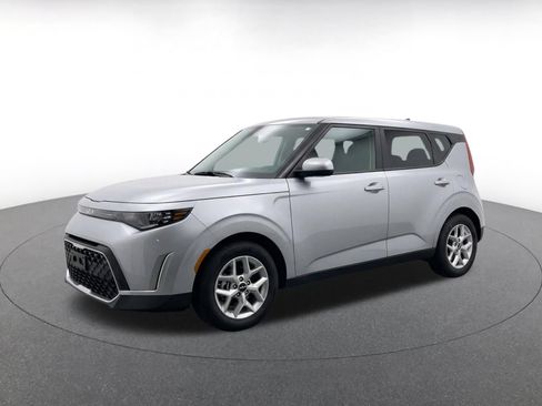 Used 2025 Kia Soul LX w/ LX Technology Package FWD image 6