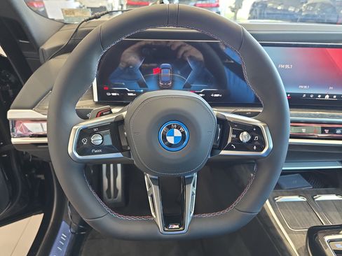 New 2025 BMW i7 M70 w/ Executive Package image 32