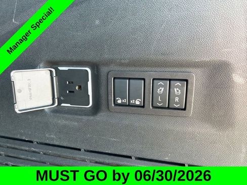 Used 2024 Chevrolet Suburban Premier AWD/4WD image 32