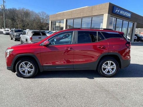 Used 2022 GMC Terrain SLE w/ Driver Convenience Package image 2