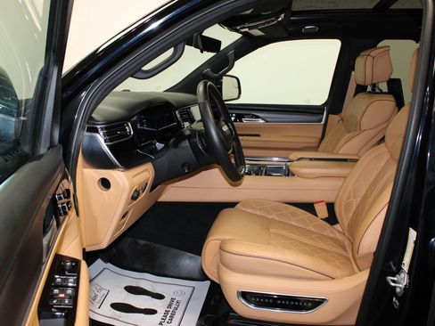 Used 2025 Jeep Grand Wagoneer Series III w/ Rear Seat Video Group 1 AWD/4WD image 3