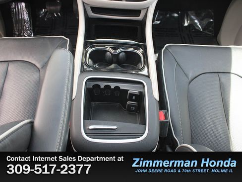 Used 2023 Chrysler Pacifica Limited FWD image 21