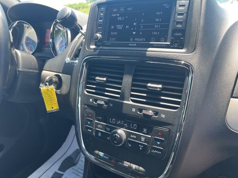 Used 2018 Dodge Grand Caravan GT FWD image 17