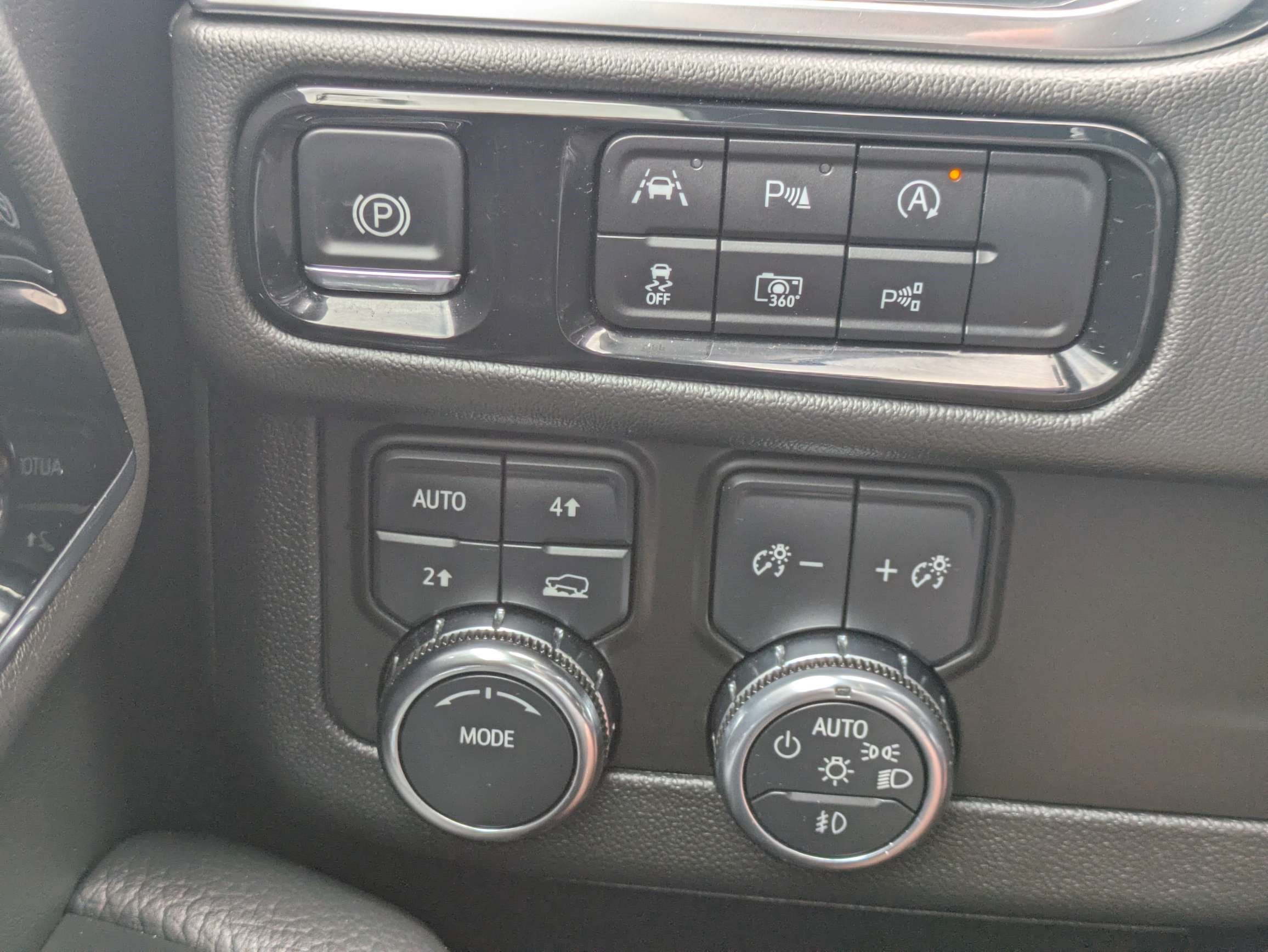 Used 2025 GMC Yukon XL Denali AWD/4WD image 29