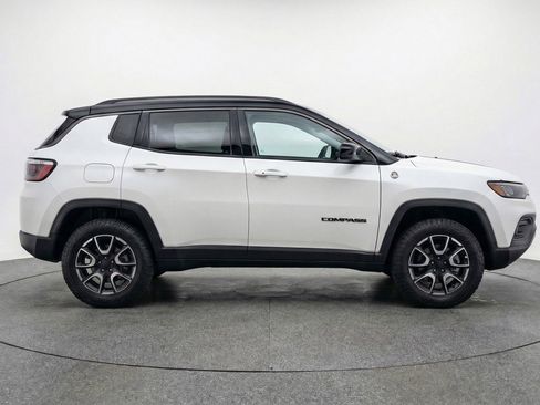 Used 2025 Jeep Compass Trailhawk AWD/4WD image 11