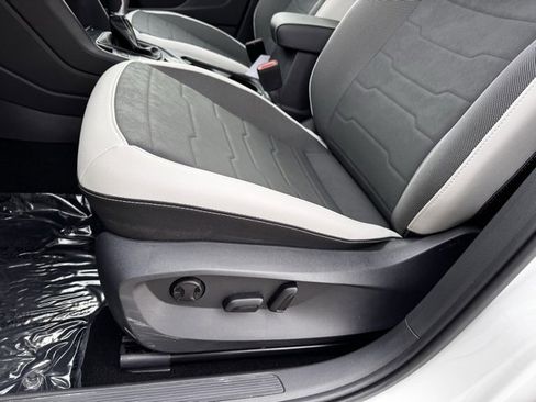 Used 2025 Volkswagen Taos SE image 7