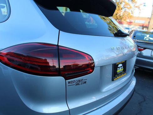 Used 2018 Porsche Cayenne Platinum Edition image 16