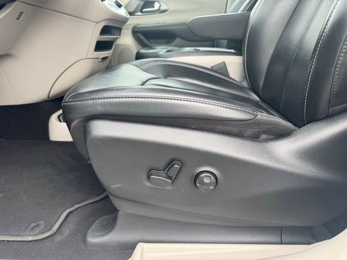 Used 2023 Chrysler Pacifica Touring-L FWD image 6