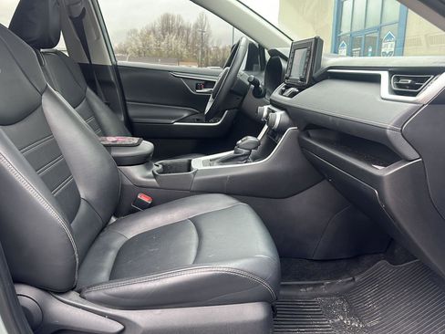 Used 2022 Toyota RAV4 XLE Premium image 16