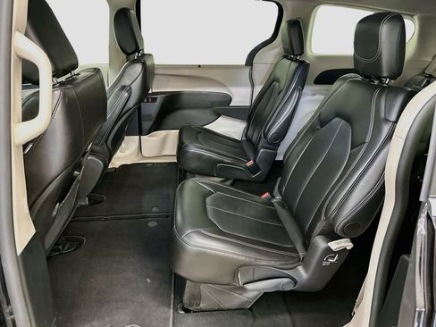 Used 2024 Chrysler Pacifica Touring-L FWD image 28