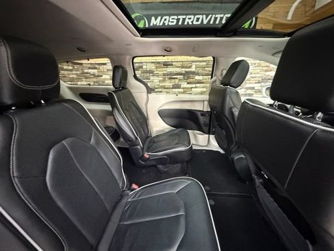 Used 2022 Chrysler Pacifica Limited FWD image 33