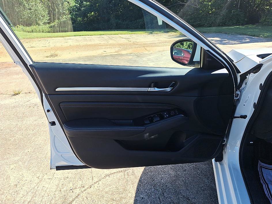 Used 2022 Nissan Altima 2.5 SV w/ SV Premium Package FWD image 9