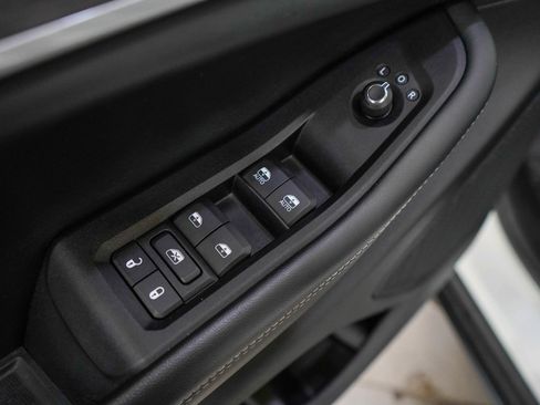 Used 2023 Jeep Grand Cherokee Limited w/ Black Appearance Package image 23