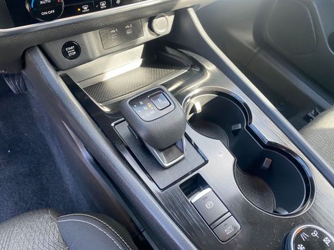 Used 2025 Nissan Rogue SV image 43