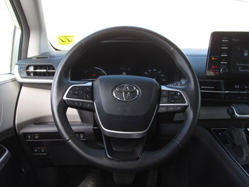 Used 2024 Toyota Sienna XLE image 24