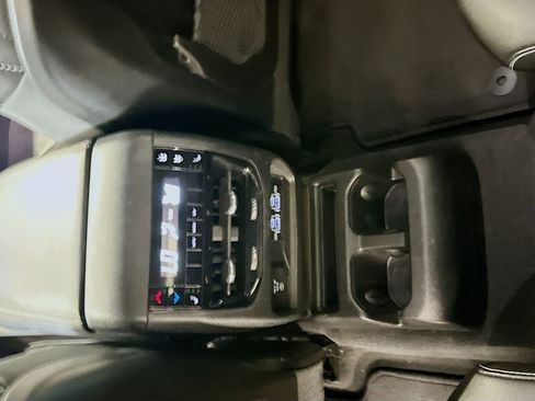 Used 2023 Jeep Grand Cherokee L Limited AWD/4WD image 27