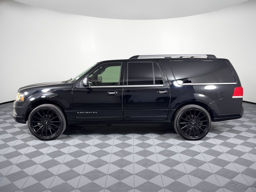 Used 2016 Lincoln Navigator L Select RWD image 2