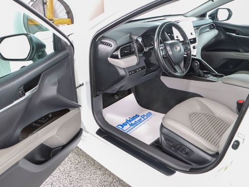 Used 2023 Toyota Camry SE FWD image 3