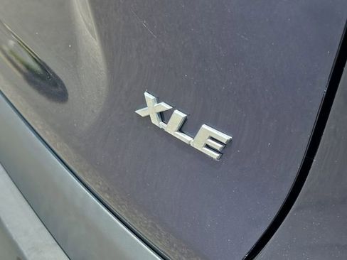 Used 2019 Toyota RAV4 XLE FWD image 6
