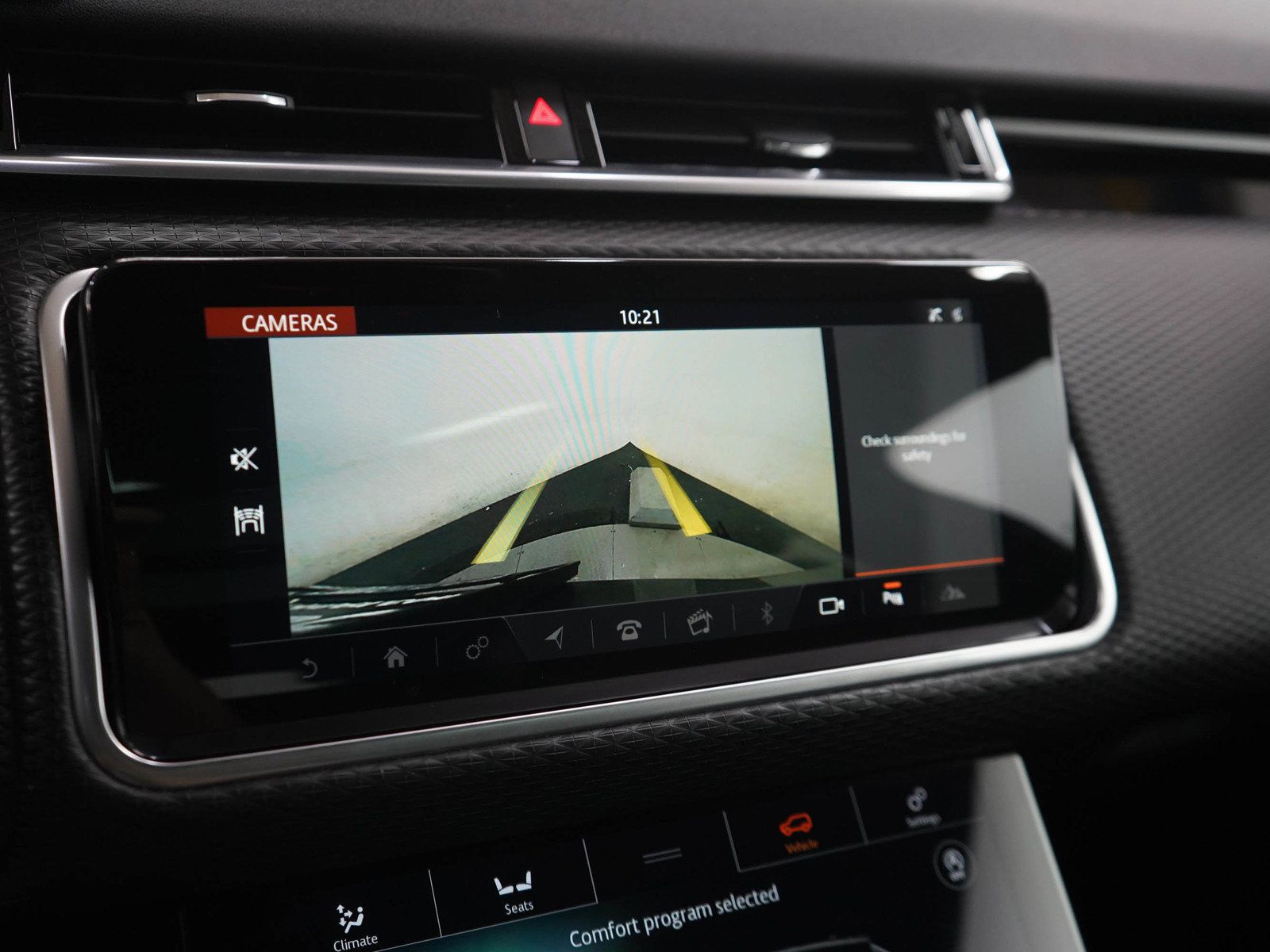 Used 2018 Land Rover Range Rover Velar R-Dynamic SE AWD/4WD image 23