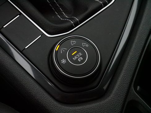 Certified 2022 Volkswagen Tiguan SEL R-Line image 28