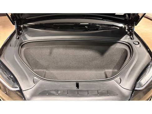 Used 2025 Tesla Model X image 4