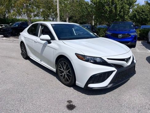 Used 2023 Toyota Camry SE image 1
