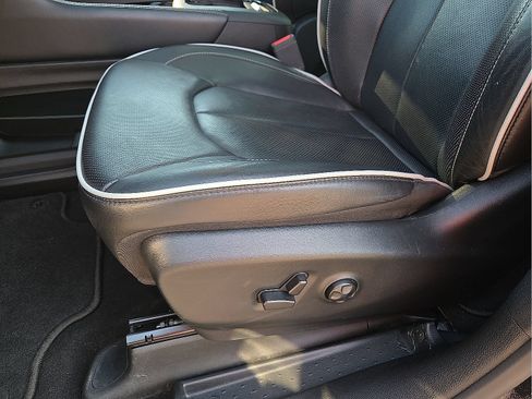 Used 2025 Chrysler Pacifica Limited FWD image 15