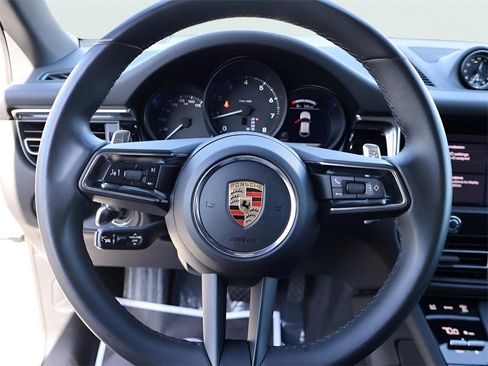Used 2025 Porsche Macan image 28