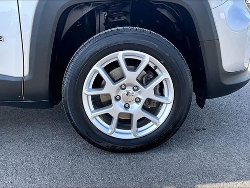 Used 2021 Jeep Renegade Latitude w/ Convenience Group AWD/4WD image 9