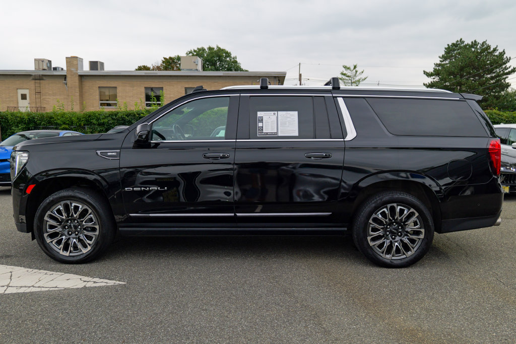 Used 2023 GMC Yukon XL Denali Ultimate w/ LPO, Floor Liner Package AWD/4WD image 4