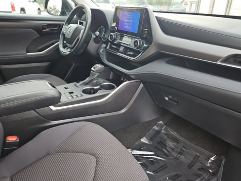 Used 2025 Toyota Highlander LE FWD image 16