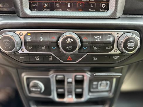 Used 2022 Jeep Wrangler Unlimited Sport AWD/4WD image 25