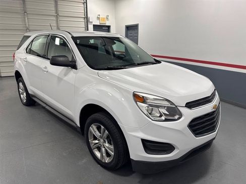 Used 2017 Chevrolet Equinox LS FWD image 2