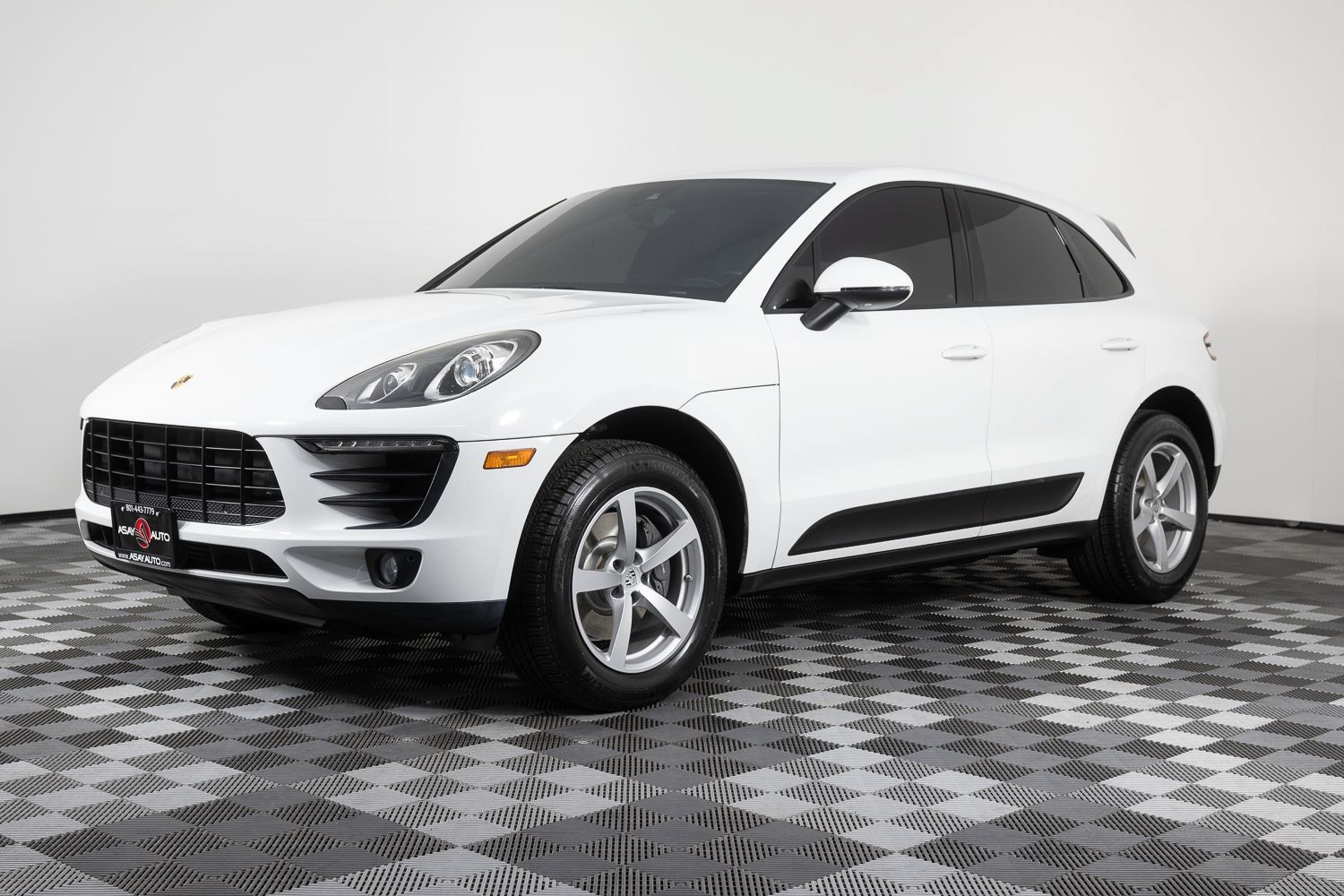 Used 2018 Porsche Macan AWD/4WD image 1
