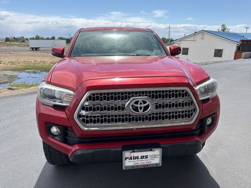 Used 2017 Toyota Tacoma TRD Off-Road AWD/4WD image 3