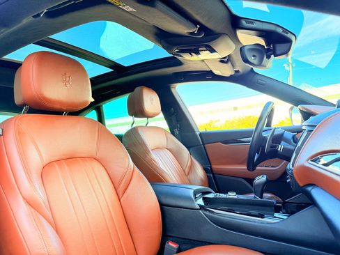 Used 2017 Maserati Levante w/ Sport Package image 24