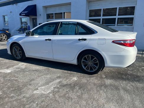 Used 2016 Toyota Camry SE image 2
