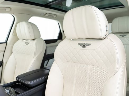 Used 2020 Bentley Bentayga V8 image 16