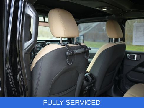 Used 2018 Jeep Wrangler Unlimited Sahara AWD/4WD image 14