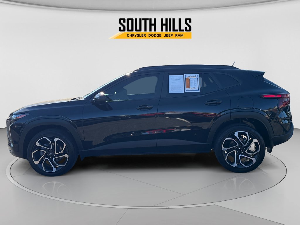 Used 2025 Chevrolet Trax RS w/ Driver Confidence Package FWD image 2