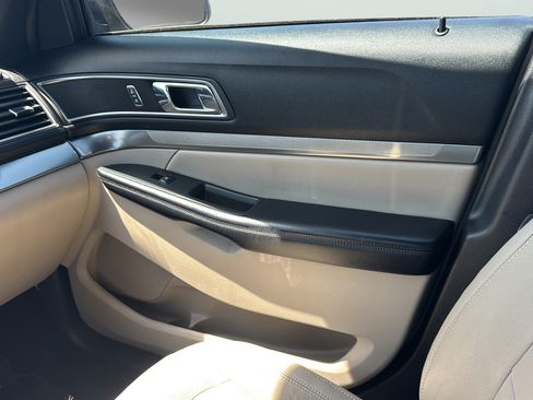 Used 2018 Ford Explorer XLT w/ Equipment Group 202A FWD image 17