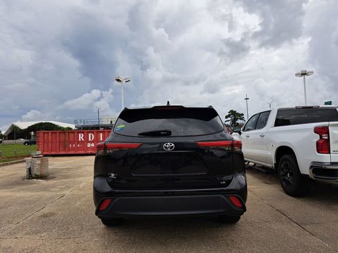 Used 2023 Toyota Highlander LE FWD image 4