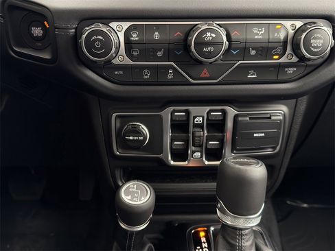 New 2025 Jeep Gladiator Sport image 16