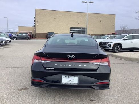 Certified 2023 Hyundai Elantra SEL w/ Preferred Accessory Package image 7