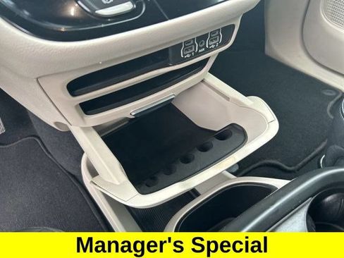 Used 2023 Chrysler Pacifica Touring-L FWD image 28